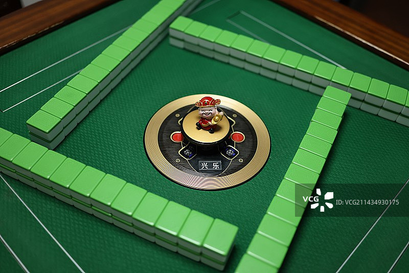 麻将桌上的麻将牌和财神爷图片素材