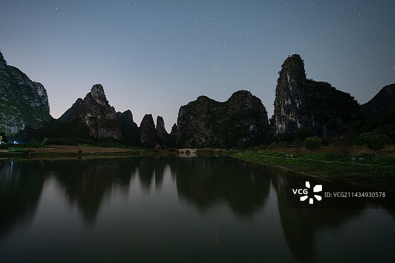 星空下的喀斯特地貌图片素材