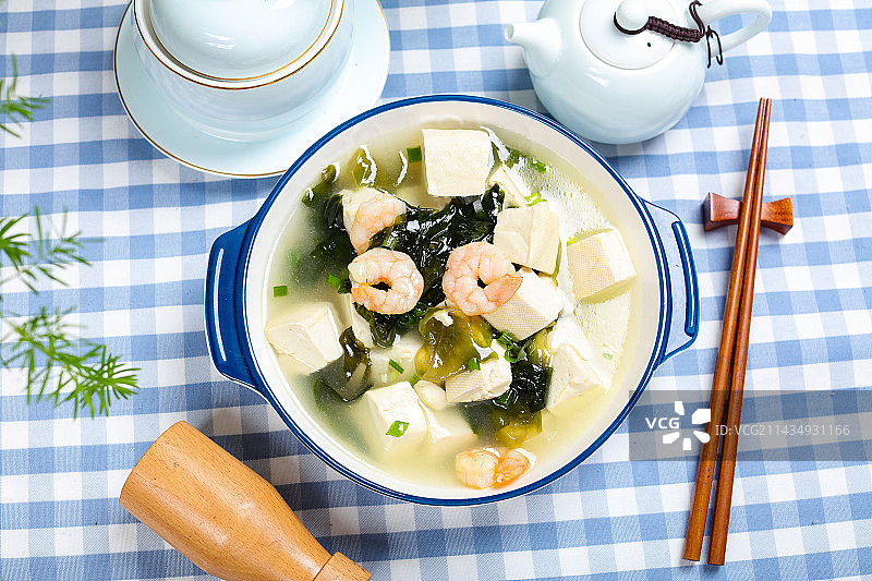 美味家常菜水煮虾仁海带豆腐汤图片素材