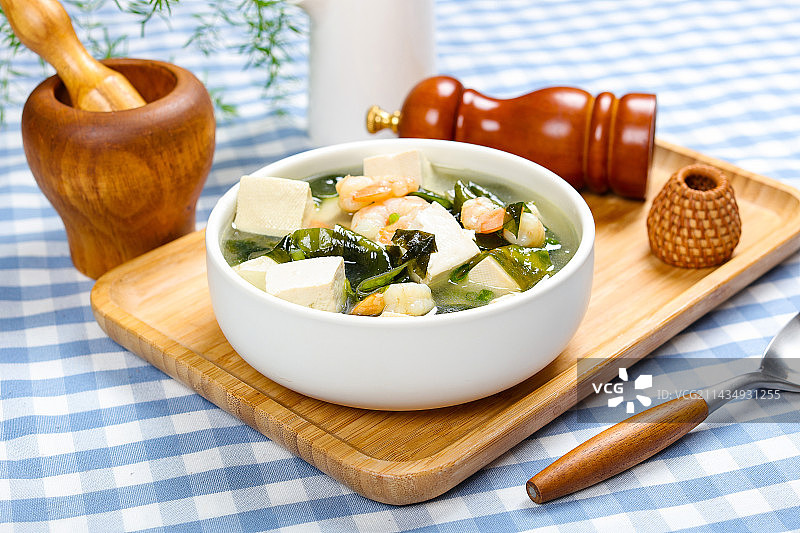 营养美味家常汤菜裙带菜豆腐虾仁汤图片素材