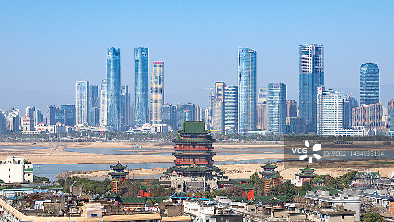 晴朗天气的江西南昌滕王阁及红谷滩新区图片素材