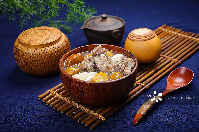 滋补美味特色菜莲藕板栗排骨汤图片素材