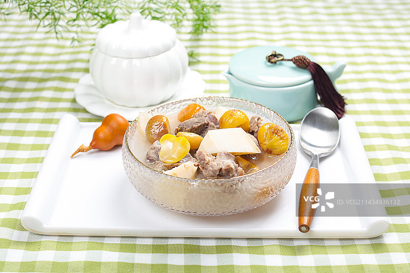 特色农家菜莲藕板栗炖排骨汤图片素材