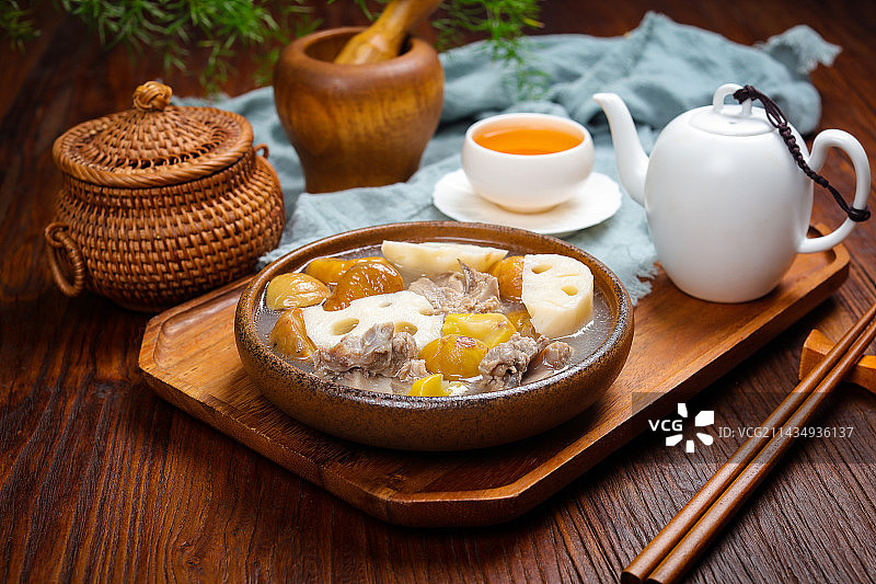 特色农家菜莲藕板栗炖排骨汤图片素材