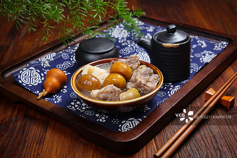 特色农家菜莲藕板栗炖排骨汤图片素材