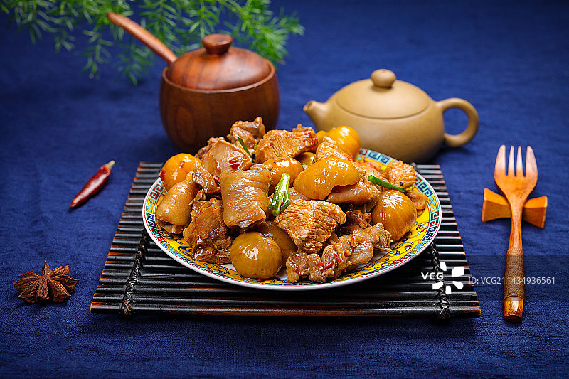 营养美味家常菜栗子炒鸡肉图片素材