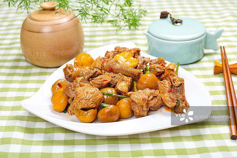 营养美味家常菜栗子炒鸡肉图片素材