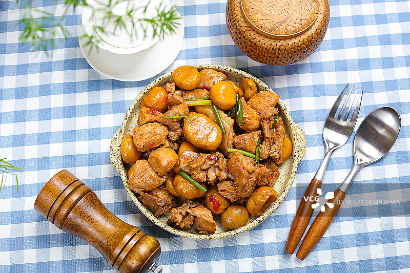 营养美味家常菜栗子炒鸡肉图片素材
