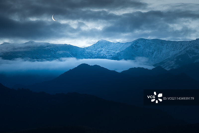 晨光下的雪山-四川金川县城拍摄图片素材