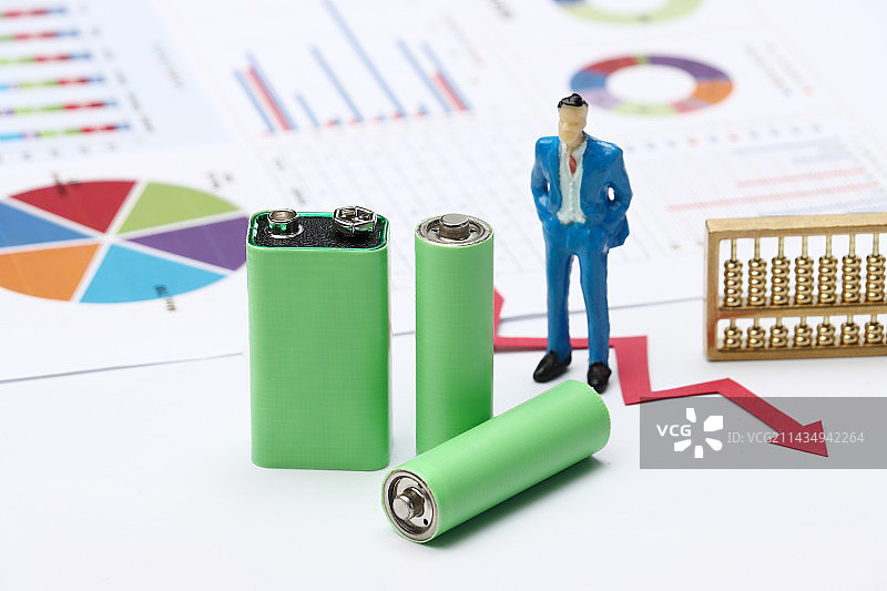 商务人士在金融文件上分析电池价格下降图片素材