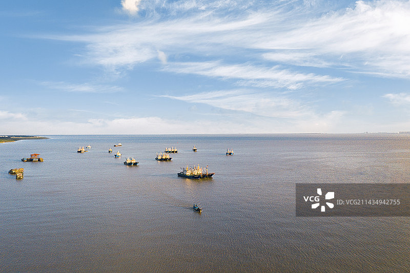 航拍上海市崇明岛长兴岛长江大桥落日时分户外风光图片素材