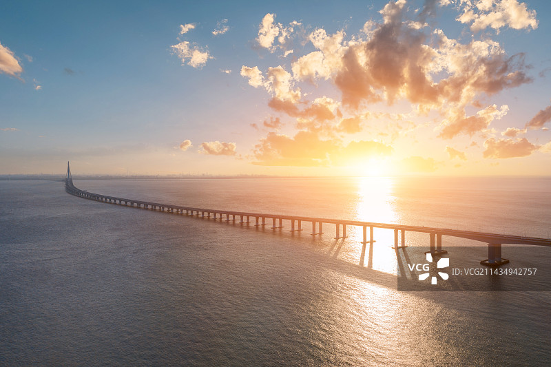航拍上海市崇明岛长兴岛长江大桥落日时分户外风光图片素材