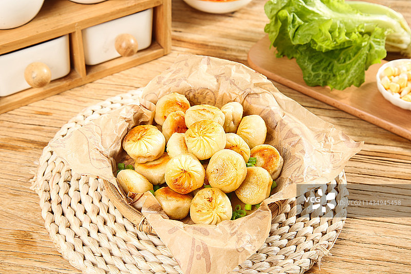 木底上的拇指生煎图片素材