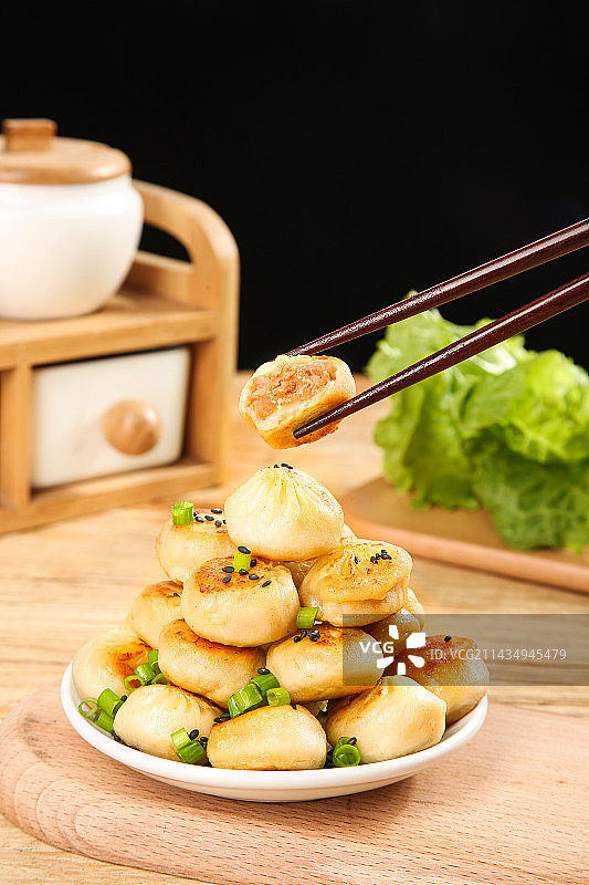 木底上的拇指生煎图片素材