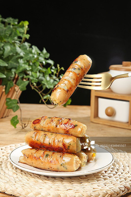 木底上的膳食蔬菜肠图片素材