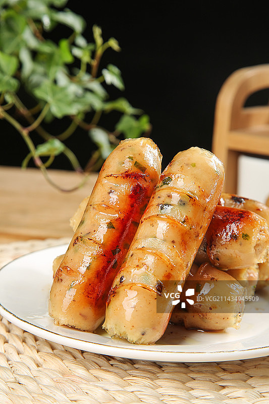 木底上的膳食蔬菜肠图片素材