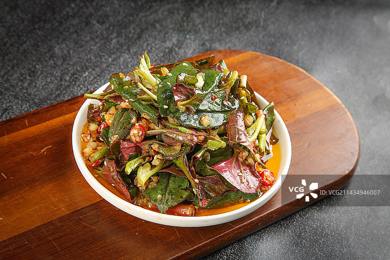 深底上的凉拌鱼腥草图片素材