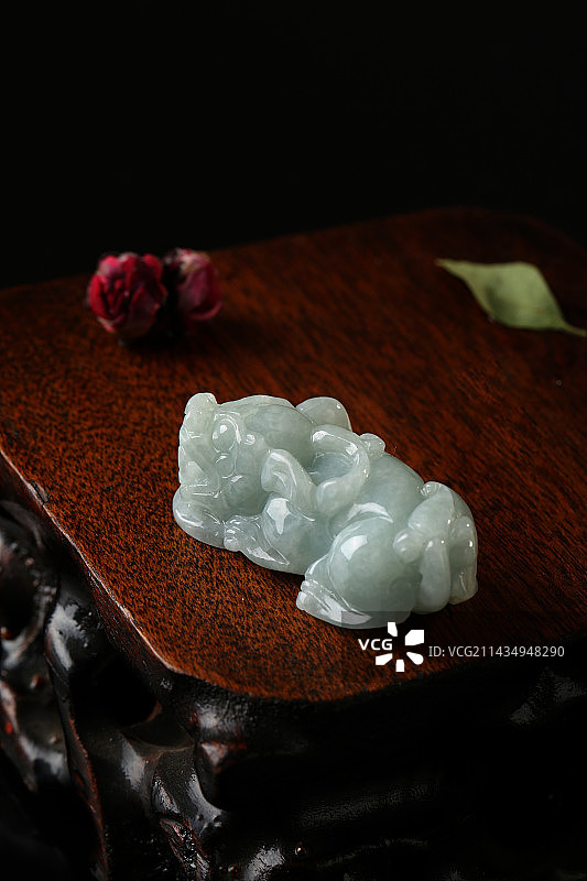 黑色背景下桌上玉石貔貅的特写镜头图片素材