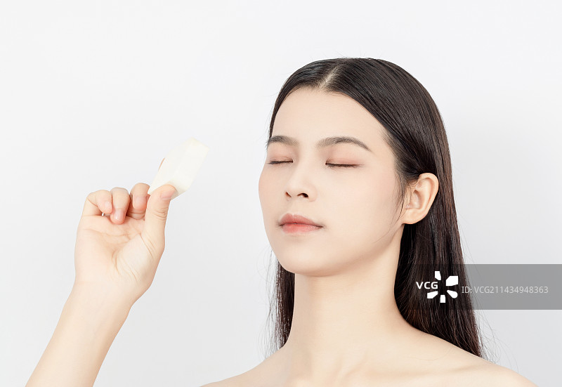 美容美妆概念棚拍亚洲美女在使用粉扑图片素材