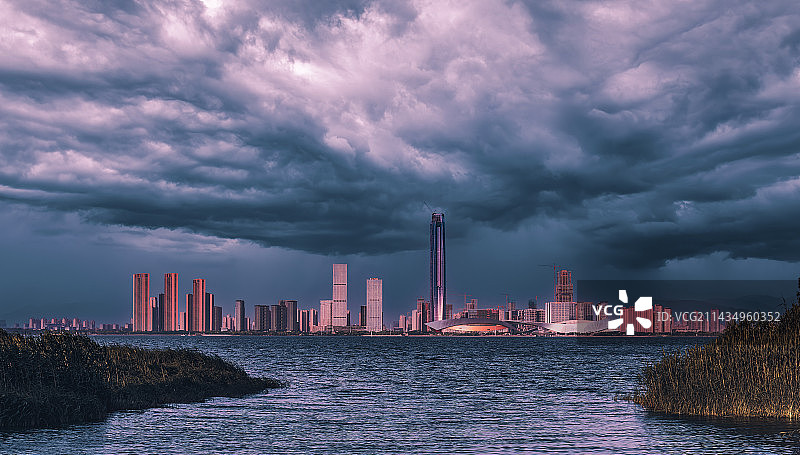 隔湖远眺.太湖新城图片素材