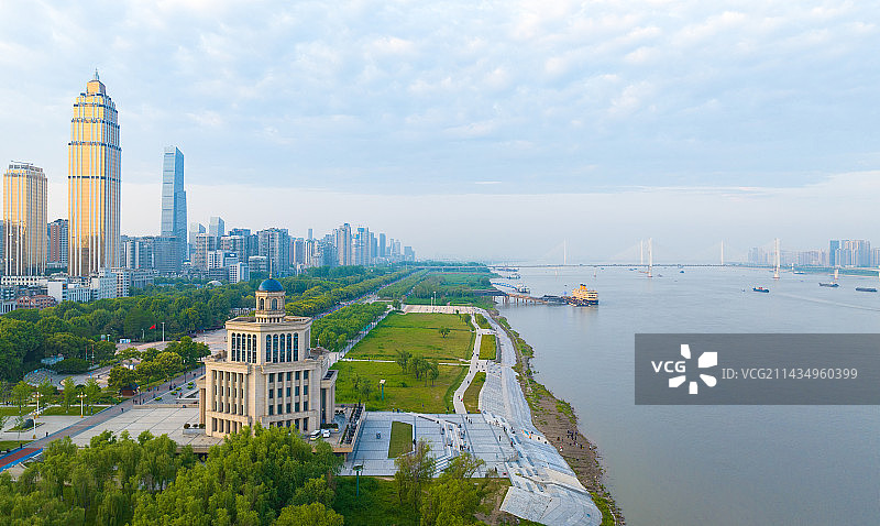 武汉汉口江滩公园和横渡长江博物馆图片素材