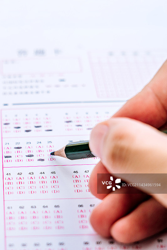 考试答题卡和一支铅笔图片素材