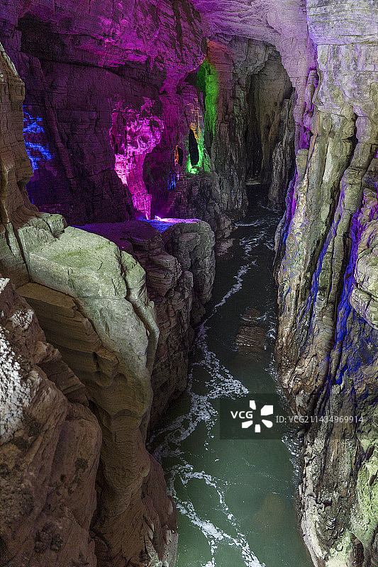 腾龙洞洞口瀑布与河流图片素材