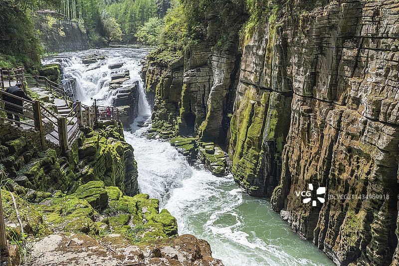 腾龙洞洞口瀑布与河流图片素材
