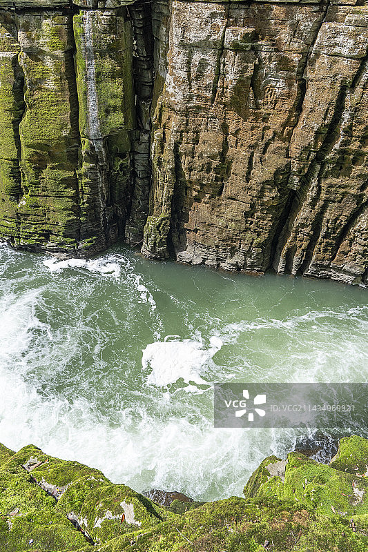 腾龙洞洞口瀑布与河流图片素材