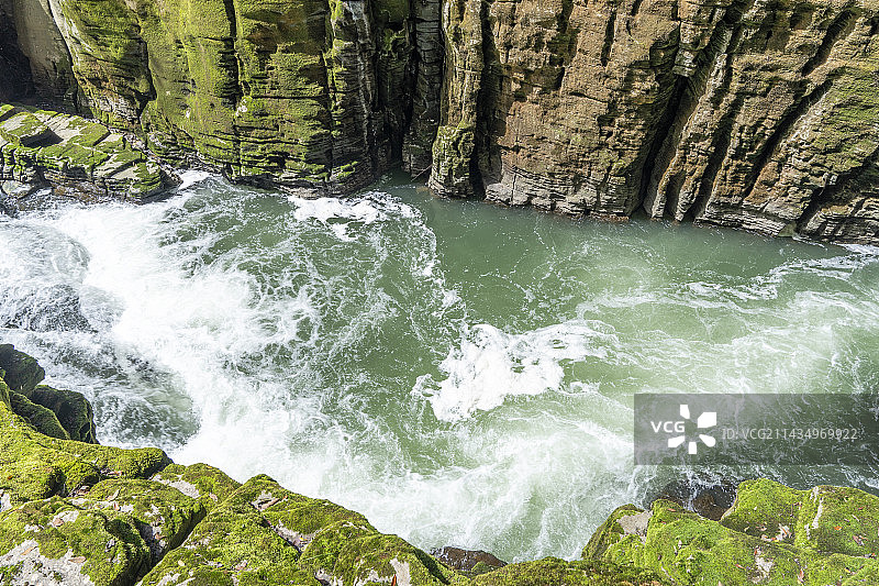 腾龙洞洞口瀑布与河流图片素材