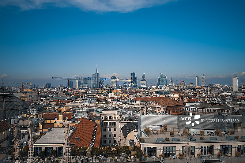 午后在米兰教堂顶俯瞰米兰城市图片素材