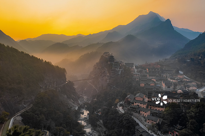 晨间航拍江西上饶广信区望仙谷晨曦云海图片素材