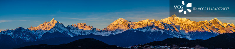 云南梅里雪山太子十三峰日照金山全景图片素材