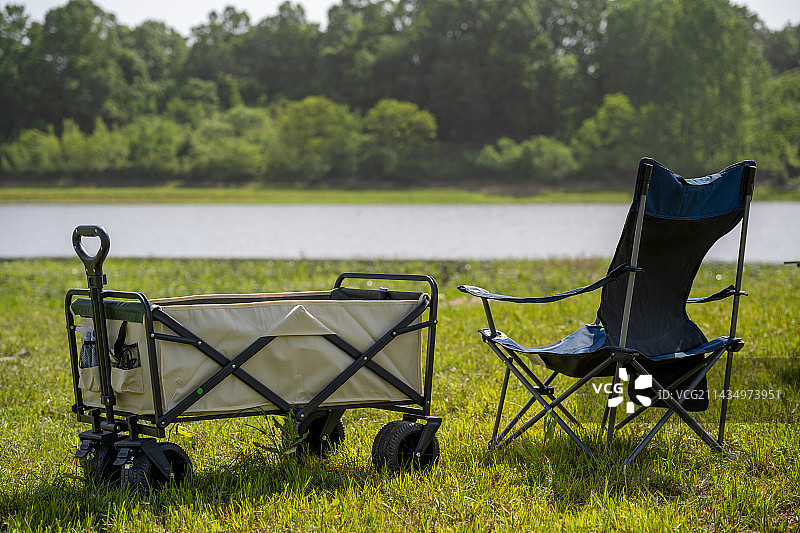 河边湿地草甸上的露营车图片素材