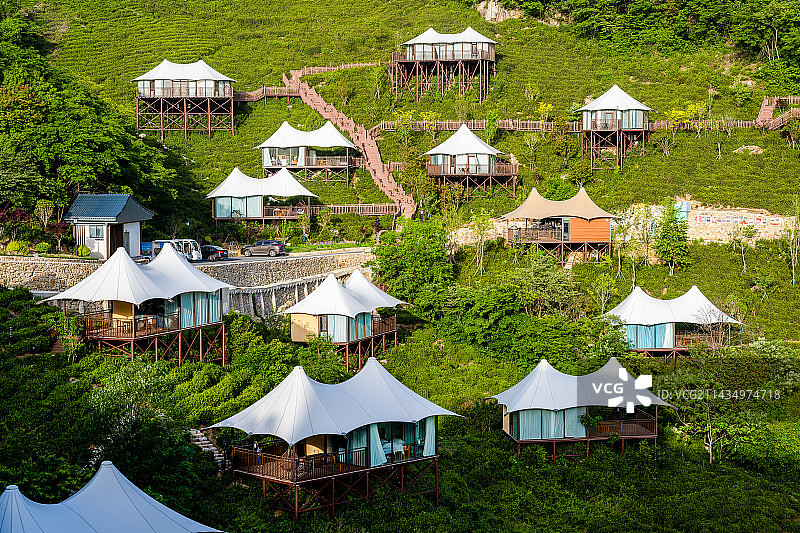 中国河南信阳茶山上的露营帐篷酒店图片素材
