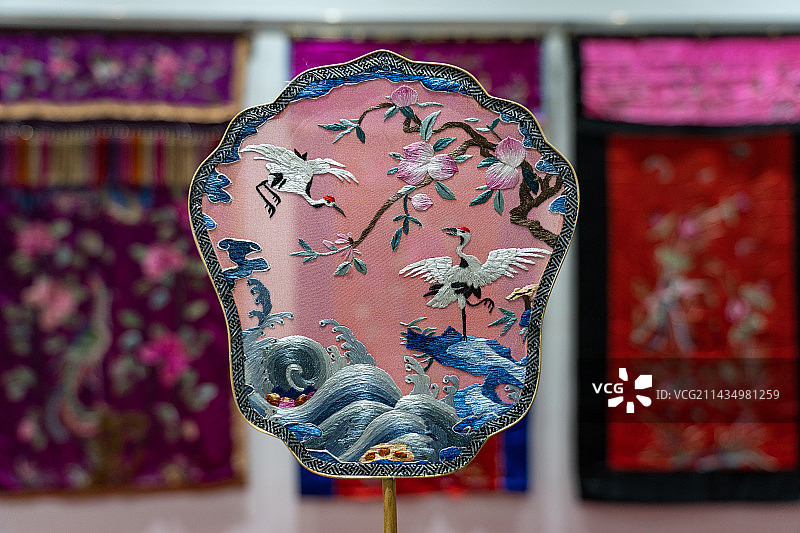 精美绝伦的的山东（齐绣）刺绣扇面特写图片素材