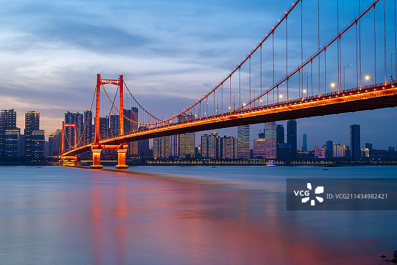 武汉蓝调时间鹦鹉洲长江大桥图片素材