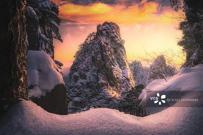 《雪峰披霞，无梦他山》始信峰朝霞图片素材