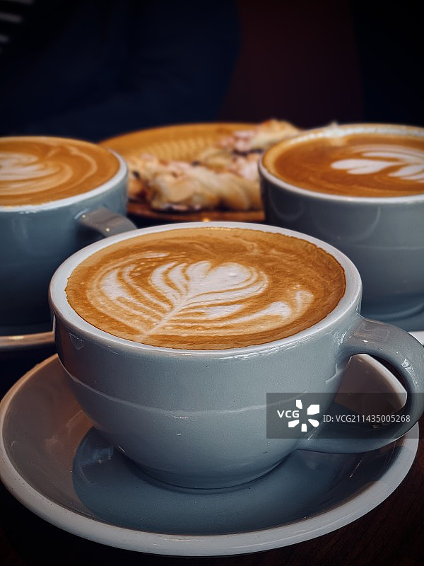 桌上卡布奇诺的高角度视图图片素材