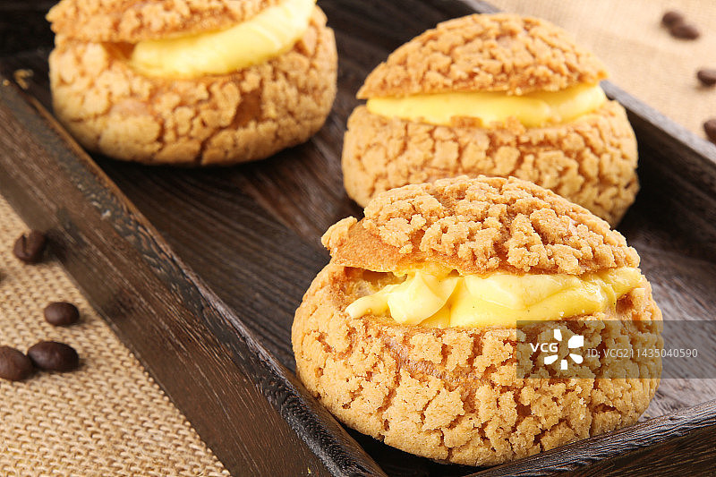 巧克力芝士泡芙放在茶盘上图片素材