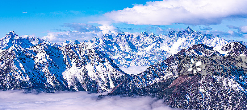 四川省雅安宝兴县达瓦更扎层峦叠嶂的雪山图片素材
