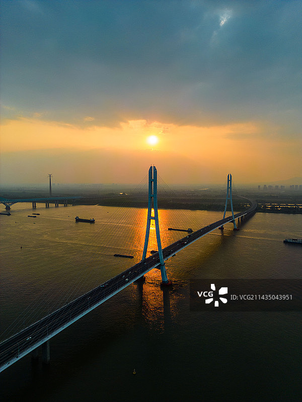 夕阳南京大胜关大桥的剪影图片素材