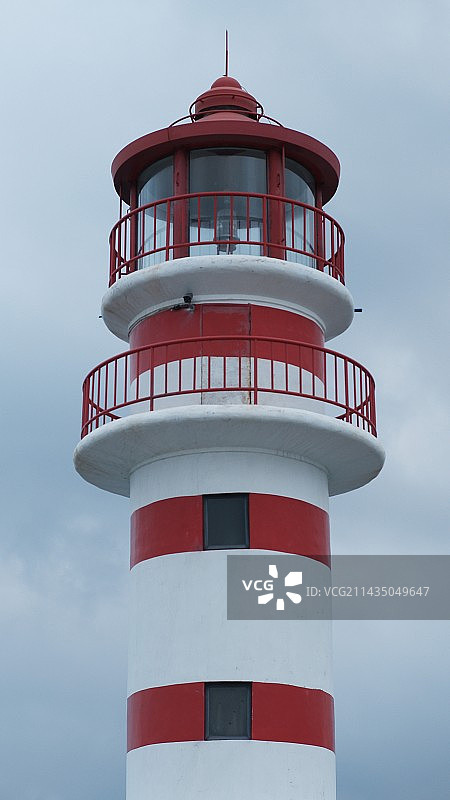 顶天建筑低角度灯塔图片素材