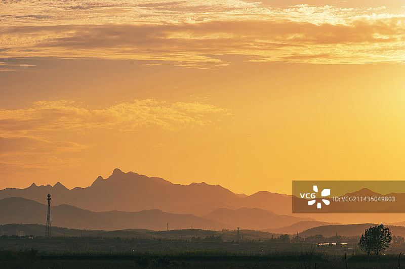 夕阳下的山丘图片素材