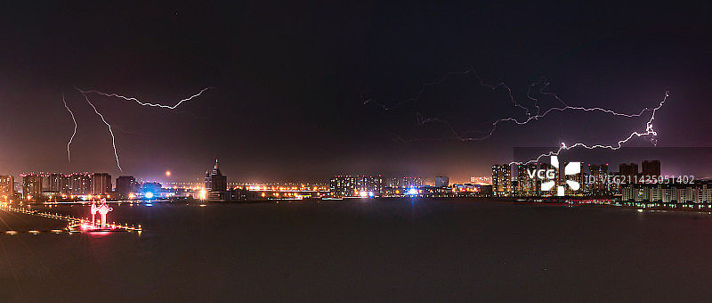 城市夜空的闪电图片素材