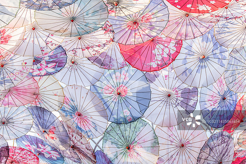 古镇里的油纸伞装饰图片素材