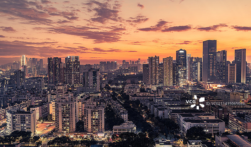 傍晚被晚霞笼罩的深圳前海天际线图片素材