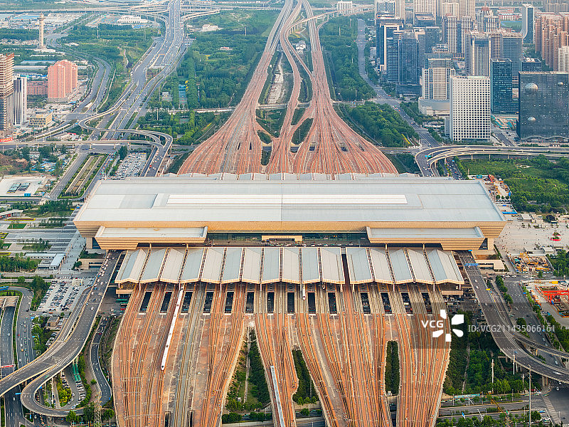 河南省郑州市高铁站郑州东站春季户外风光航拍鸟瞰图图片素材