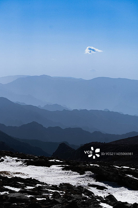 五月的秦岭主峰太白山遥望层峦的群山图片素材