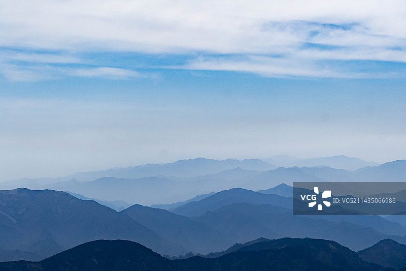 五月的秦岭主峰太白山遥望层峦的群山图片素材